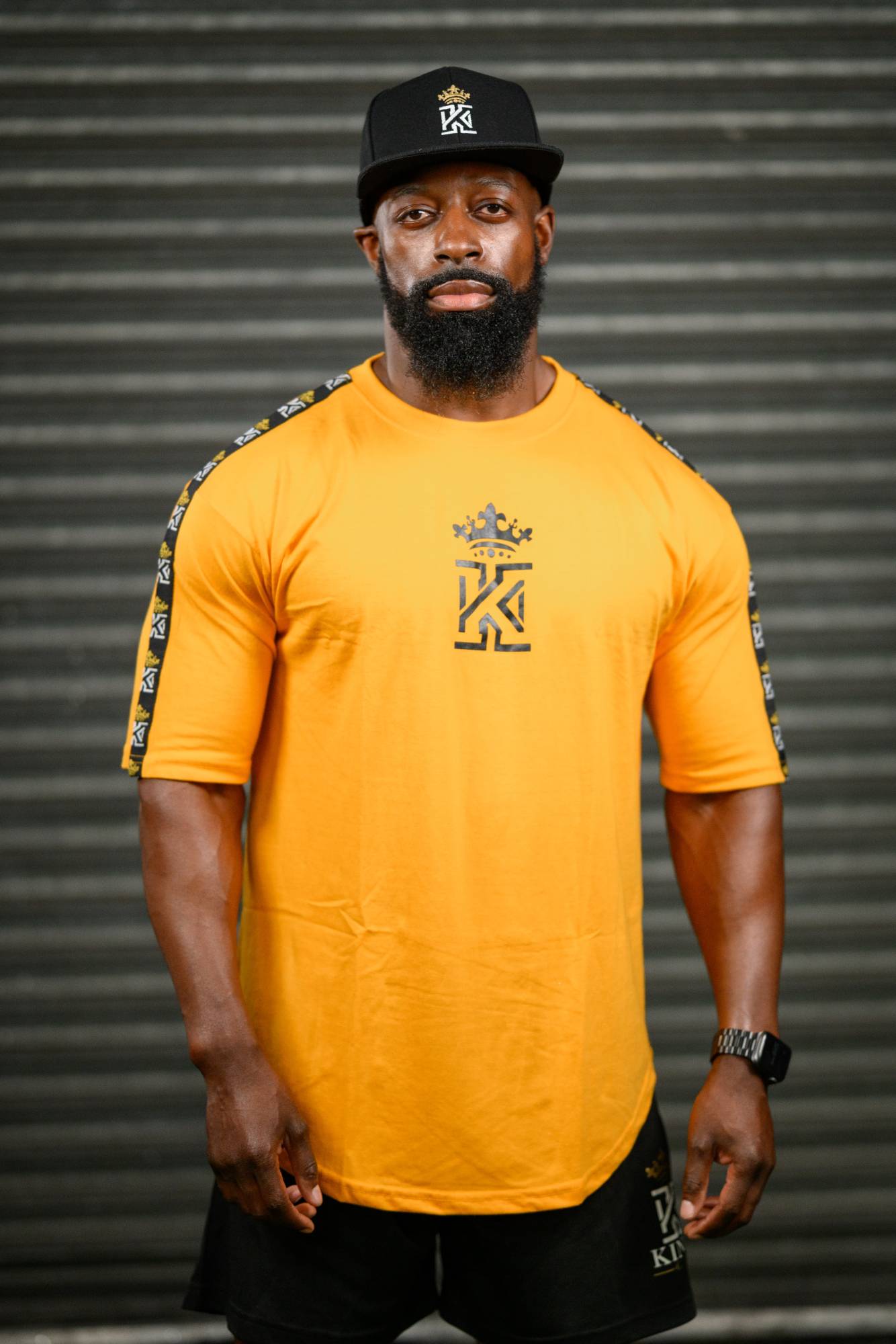 Men's Curved Hem T-Shirt with Kings Gym Logo Shoulder Tape – kingsgyms